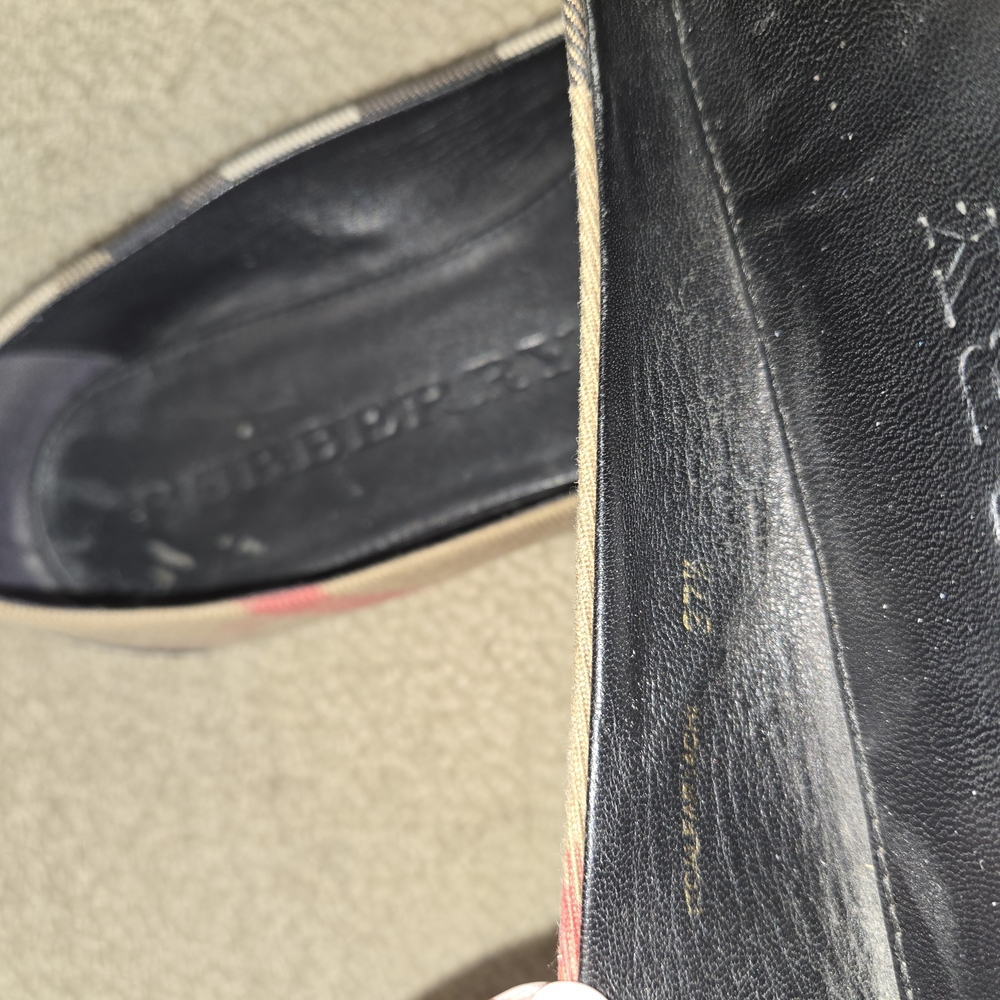 Burberry Women's Black and Tan Flats - Picture 6 of 7